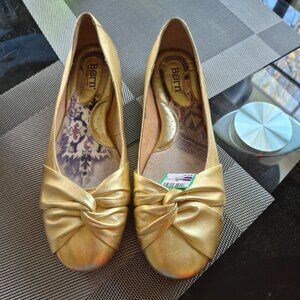 Born Lilly Gold Leather Ballet Flats Size 8